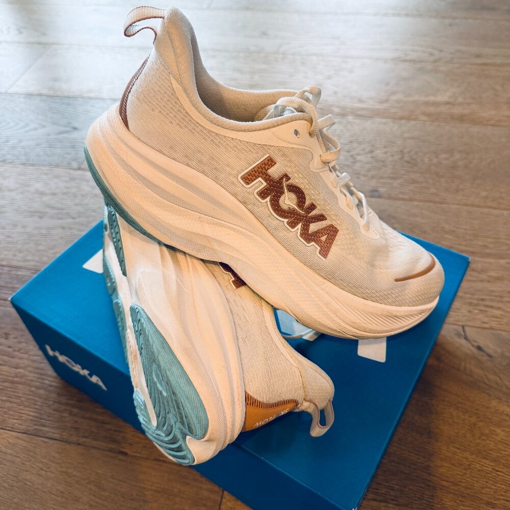 Women's Hoka Skyflow size 8 (white)